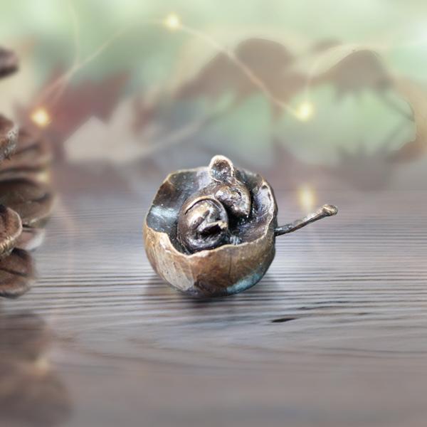 Butler & Peach Miniatures - Bronze Mouse in Apple