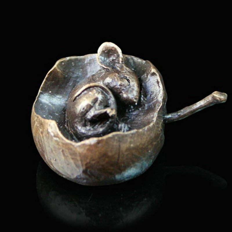 Butler & Peach Miniatures - Bronze Mouse in Apple